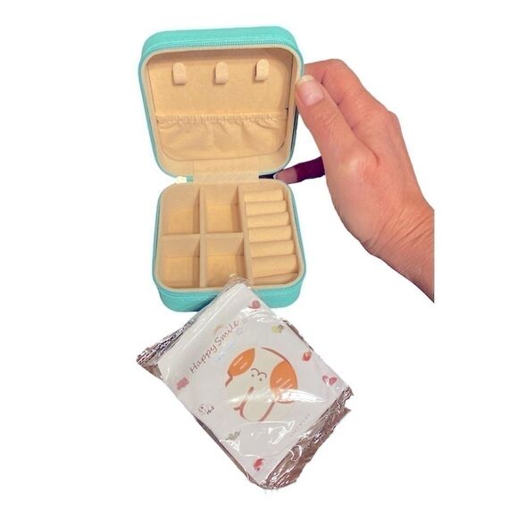 Stylish Portable Jewelry Box - Perfect for Travel and Organization - Picture 4 of 9